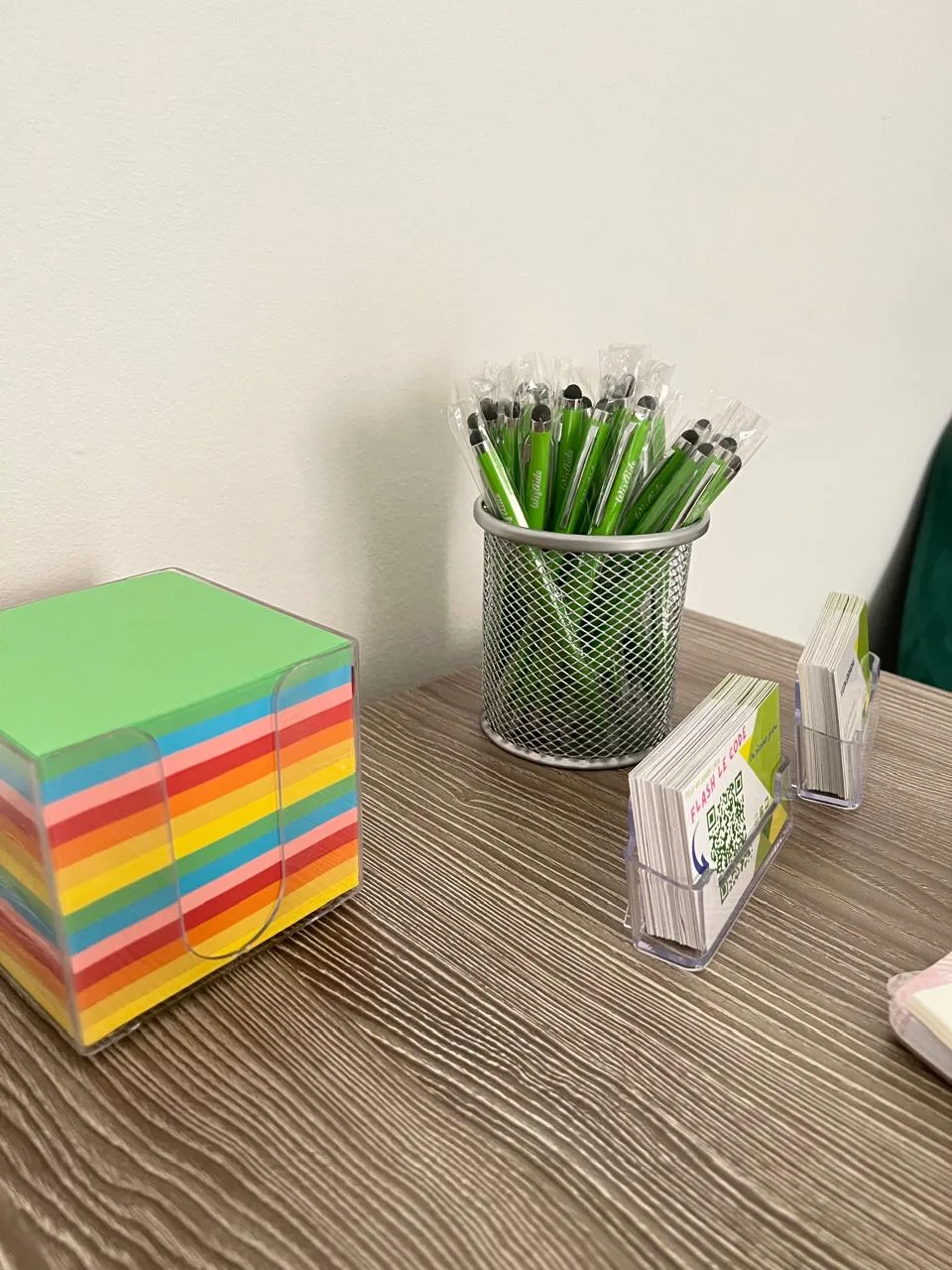 Espace d'accueil Wizaide : bloc-notes coloré, pot à crayons et cartes de visite.