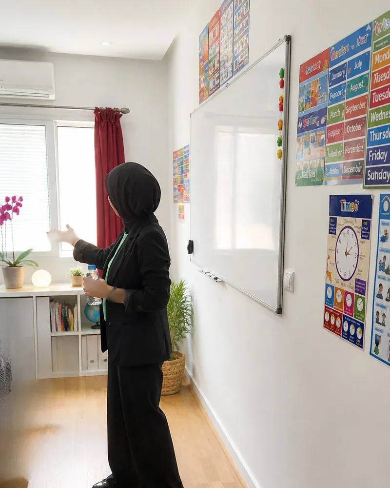Majda Eddegdag, fondatrice du centre Wizaide à Marrakech (Guéliz) — professeure d'anglais certifiée Cambridge et coach scolaire diplômée